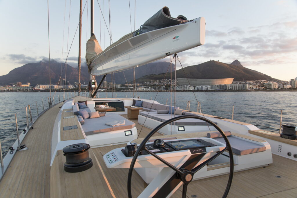 Pavimento per barca in teak sintetico Flexiteek sullo yacht Kiboko Tres Southern Wind